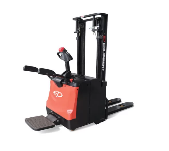 Фото 32 - Штабелер электрический самоходный EP Equipment ES20-20RAS PROFESSIONAL (LI-ION, 3F550, с платформой и поручнями).